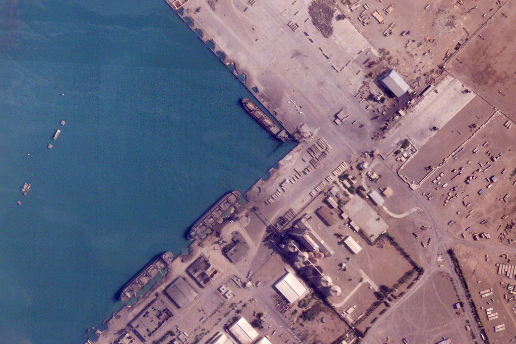 Ship attacked by Yemen’s Houthi rebels sinks in the Red Sea, 6 of 25 ...